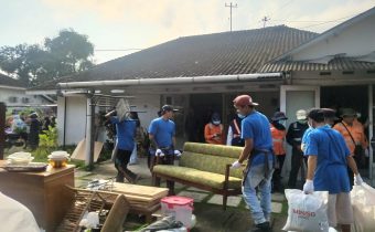 Suana saat mengosongkan rumah sengketa di Jl. Hayam Wuruk No.100 Jogja, pada Selasa (8/7/2025). (Source: Harian Jogja)