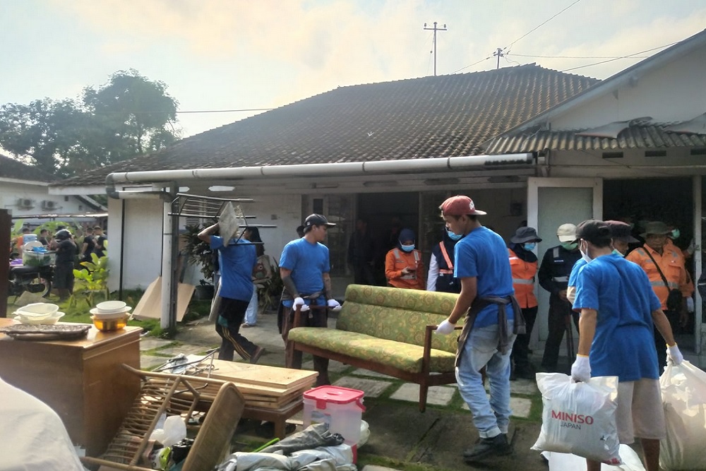 Suana saat mengosongkan rumah sengketa di Jl. Hayam Wuruk No.100 Jogja, pada Selasa (8/7/2025). (Source: Harian Jogja)