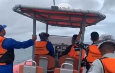 Tim SAR gabungan mlakukan pencarian sejumlah mahasiswa UGM yang tenggelam di laut Maluku Tenggara, Selasa (1/7/2025). (Source: Basarnas Ambon)