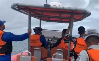 Tim SAR gabungan mlakukan pencarian sejumlah mahasiswa UGM yang tenggelam di laut Maluku Tenggara, Selasa (1/7/2025). (Source: Basarnas Ambon)