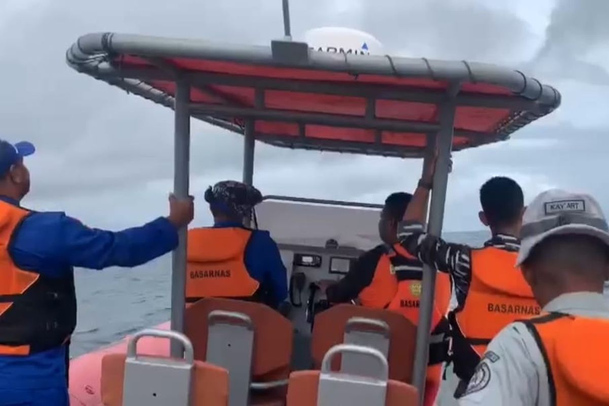 Tim SAR gabungan mlakukan pencarian sejumlah mahasiswa UGM yang tenggelam di laut Maluku Tenggara, Selasa (1/7/2025). (Source: Basarnas Ambon)