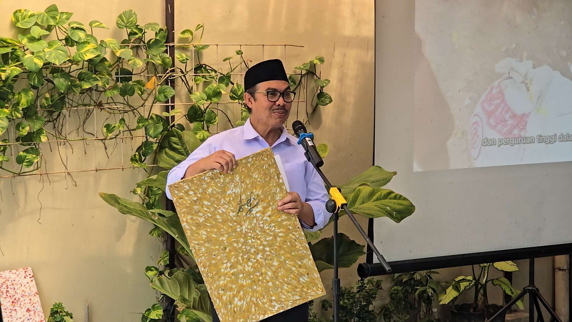 Wali Kota Jogja, Hasto Wardoyo meninjau karya Jogja Life Cycle di Kelurahan Giwangan, Umbulharjo, Jogja, pada Selasa (15/7/2025). (Source: RRI)