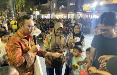 Wali Kota Yogya, Hasto Wardoyo, mengadakan lomba pungut puntung rokok di Malioboro. (Source: Pemkot Yogya)