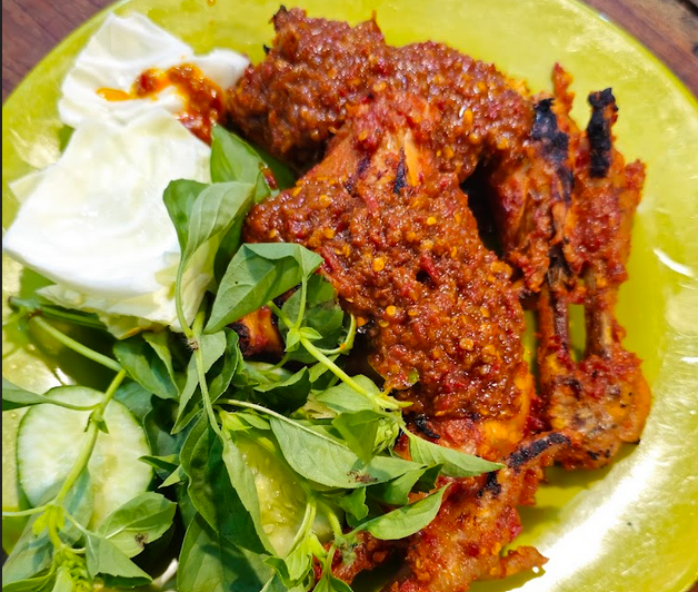 8 Kuliner Pedas di Jogja yang Wajib Dicoba yang Bikin Lidah Bergetar 4 Ayam Pedas Artomoro