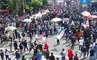 Aksi demo Pati di depan Kantor Bupati Pati (Source: Lingkarjateng)
