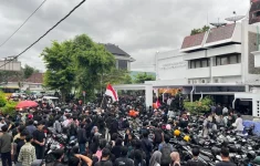Aliansi Jogja Memanggil sedang melakukan demo di depan Polda DIY (Source: Kumparan)
