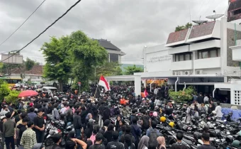 Aliansi Jogja Memanggil sedang melakukan demo di depan Polda DIY (Source: Kumparan)