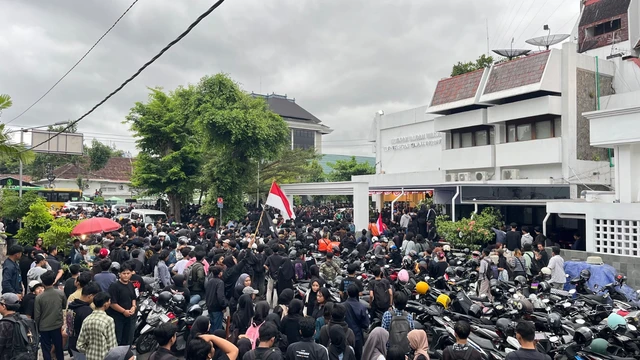 Aliansi Jogja Memanggil sedang melakukan demo di depan Polda DIY (Source: Kumparan)
