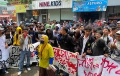 Alumni SMPN 13 Bekasi melakukan aksi unjuk rasa dugaan guru melakukan pelecehan seksual. (Source: Okezone)