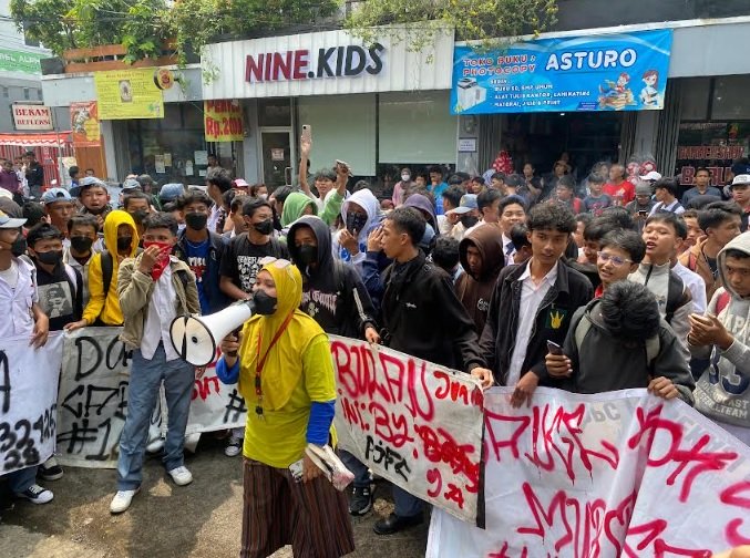 Alumni SMPN 13 Bekasi melakukan aksi unjuk rasa dugaan guru melakukan pelecehan seksual. (Source: Okezone)