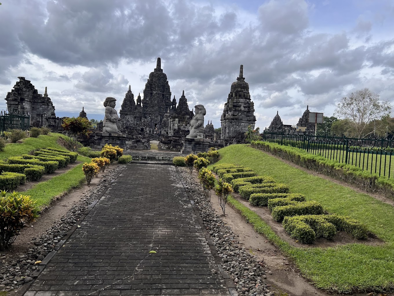 8 Wisata Candi Terbaik di Jogja, Wajib Kamu Kunjungi Saat Akhir Pekan! 3 Candi Sewu