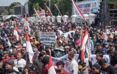 Demo Pati di depan kantor Bupati Pati, Jawa Tengah, Rabu (13/8). (Source: AFP)