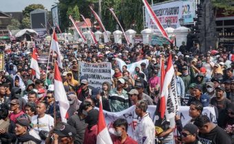 Demo Pati di depan kantor Bupati Pati, Jawa Tengah, Rabu (13/8). (Source: AFP)