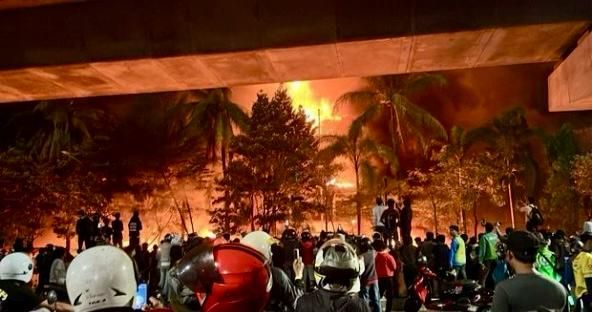 Demo di DPRD Makassar ricuh (Source: Digtara)