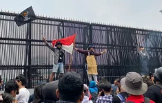 Demo hari ini, 25 Agustus 2025 di depan Gedung DPR mengibarkan bendera One Piece. (Source: BBC)