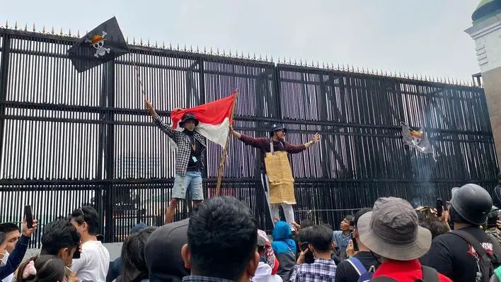 Demo hari ini, 25 Agustus 2025 di depan Gedung DPR mengibarkan bendera One Piece. (Source: BBC)