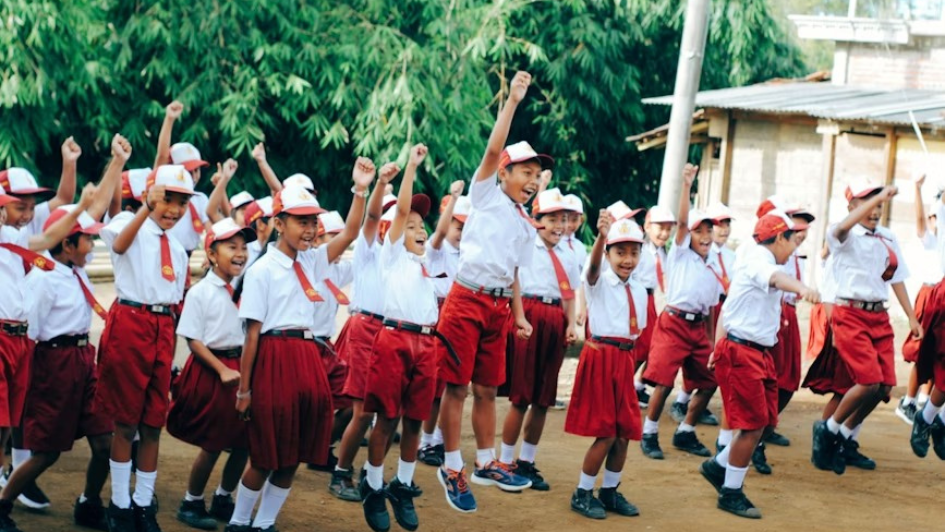Pemerintah Kabupaten Bantul berencana berikan seragam sekolah gratis untuk siswa baru SD dan SMP pada 2026. (Foto: Unsplash)