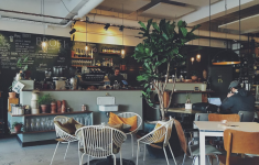 Cek besaran tarif royalti musik untuk cafe dan tempat hiburan lengkap dengan cara bayarnya.