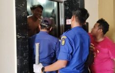 Evakuasi 3 pemuda yang terjebak di lift hotel Jogja (Source: Damkarmat Kota Jogja)