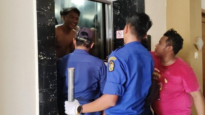 Evakuasi 3 pemuda yang terjebak di lift hotel Jogja (Source: Damkarmat Kota Jogja)