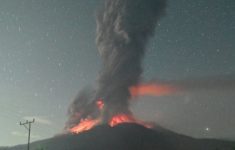 Gunung Lewotobi Laki-laki meletus Senin (18/8). (Source: PGA Lewotobi Laki-laki)