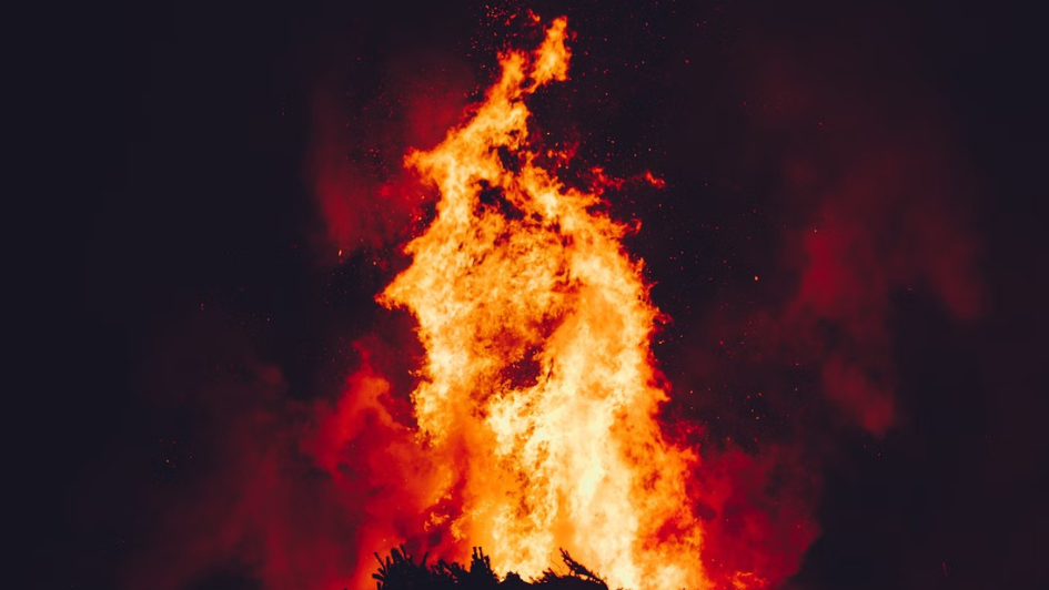 Ilustrasi Kebakaran Sumur Minyak Ilegal di Blora (Foto: Unsplash)