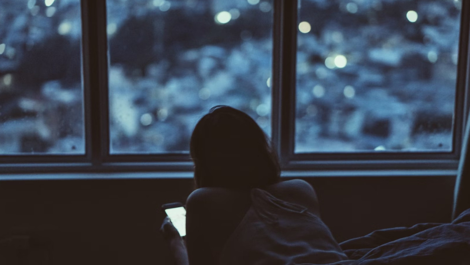 Riset mahasiswa UMY buktikan konsumsi tiktok bikin Gen Z mudah kesepiah. (foto: Unsplash)