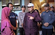 Hasto Wardoyo saat berkomunikasi dengan warga terdampak bencana cuaca ekstrem, Kamis (21/8/2025). (Source: Pemkot Jogja)