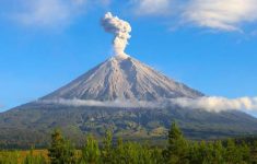 Ilustrasi gunung semeru erupsi