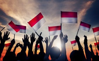 Ilustrasi pegang bendera (Source: Medcom)