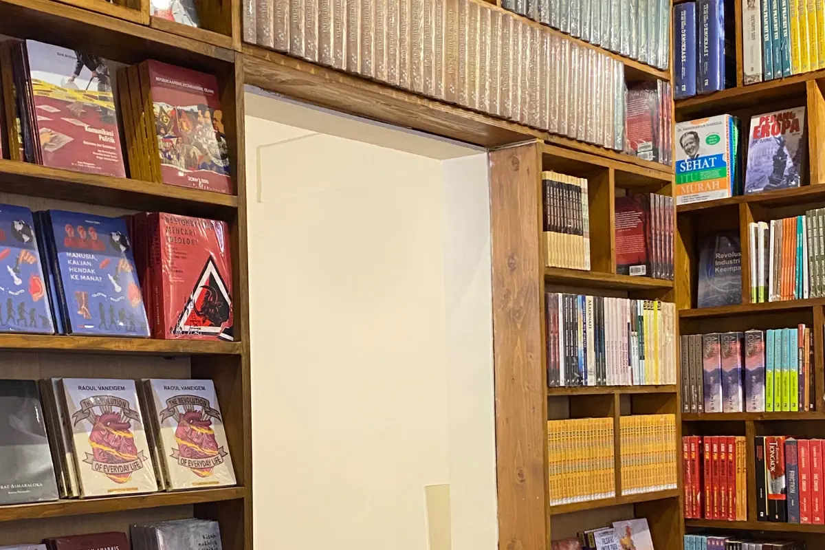 Jajaran buku di Theotraphi (Source: Clean Qurrota)