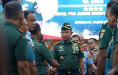 Jenderal Agus Subiyanto, Panglima TNI bersalaman dengan para Perwira Siswa Pendidikan Reguler (Dikreg) LIII (Source: Pusat Penerangan (Puspen) TNI)