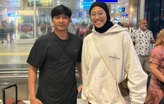 Megawati Hangestri Pertiwi ditemani suaminya, Dio Novendra tiba di Turki. (Source: Instagram ManisaBBSK)