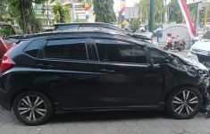 Mobil Honda Jazz yang mengalami kecelakaan maut di Bugisan, Yogyakarta. (Source: Humas Polresta Yogyakarta)