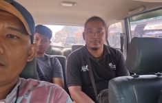 Opang (baju hitam) yang hentikan paksa ojol membawa penumpang di Stasiun Pondok Ranji. (Source: Detik)