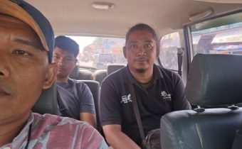 Opang (baju hitam) yang hentikan paksa ojol membawa penumpang di Stasiun Pondok Ranji. (Source: Detik)