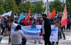 Pekerja PT Taru Martani melakukan aksi unjuk rasa di depan DPRD DIY keluhkan atasan arogan dan galak (27/8). (Source: Radar Jogja)