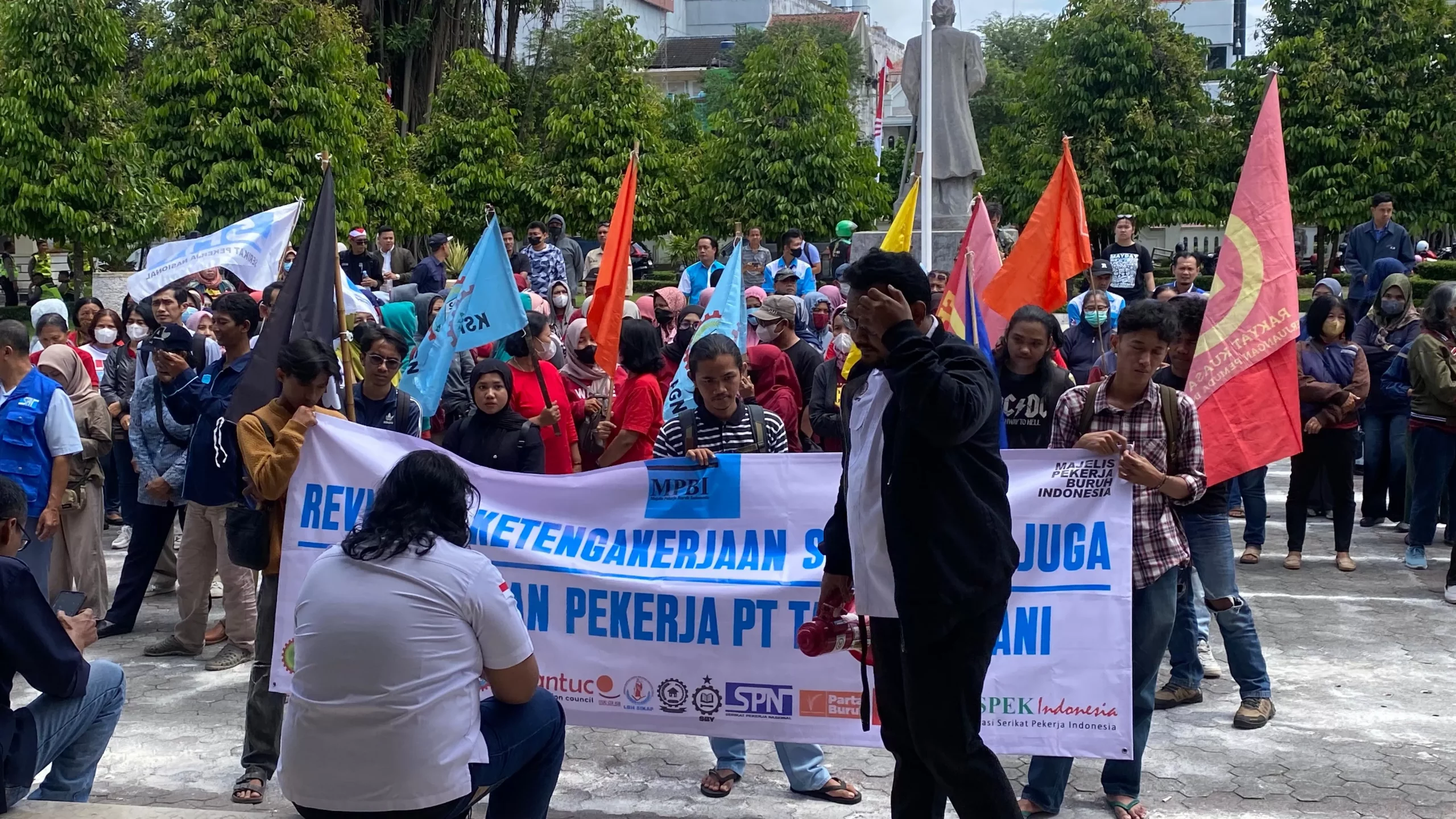 Pekerja PT Taru Martani melakukan aksi unjuk rasa di depan DPRD DIY keluhkan atasan arogan dan galak (27/8). (Source: Radar Jogja)