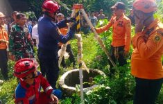 Petugas Damkar sedang evakuasi jasad Wanita di dalam sumur. (Source: BPBD Kabupaten Bogor)