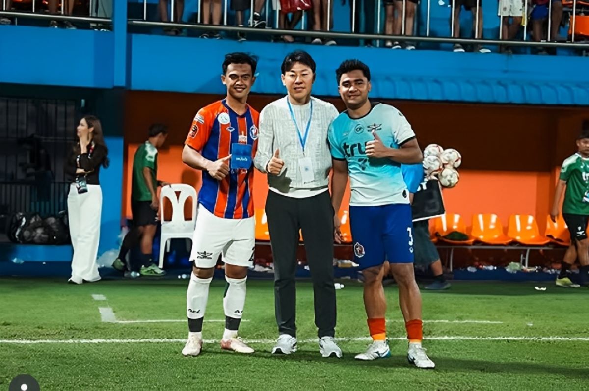 Shin Tae-yong bersama Pratama Arhan (kiri) dan Asnawi Mangkualam (kanan). (Source: instagram @shintaeyong7777)