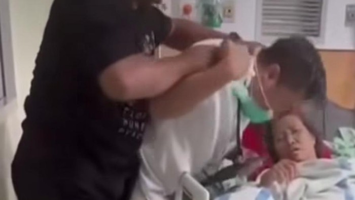 Tangkapan layar saaat Dokter RSUD Sekayu dipaksa lepas masker oleh keluarga pasien