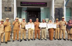 Tiga SMP negeri di Jogja berprestasi menerima penhargaan di Kantor Disdikpora Kota Jogja. (Source: Radar Jogja)