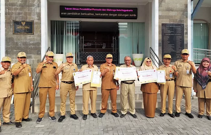Tiga SMP negeri di Jogja berprestasi menerima penhargaan di Kantor Disdikpora Kota Jogja. (Source: Radar Jogja)