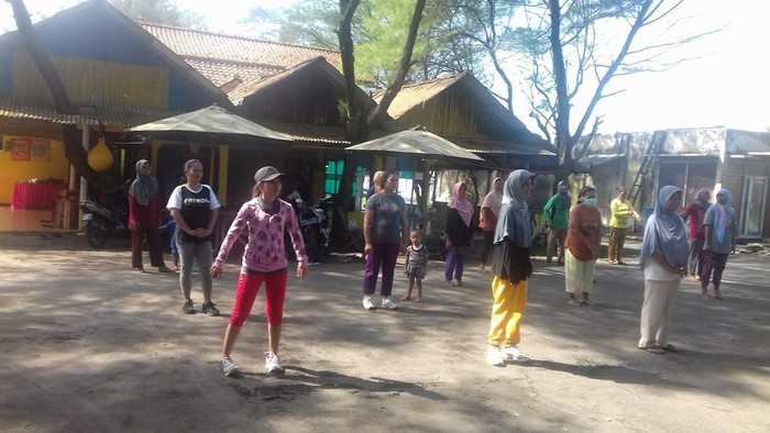 Aktivitas beberapa wanita saat sedang senam di pinggir pantai Kuwaru. (Source: Warga Ponijo)