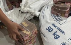 Barang bukti uang pecahan Rp 100 ribu dari kasus pencurian Rp 10 Miliar. (Source: Tim Resmob Polresta Surakarta)