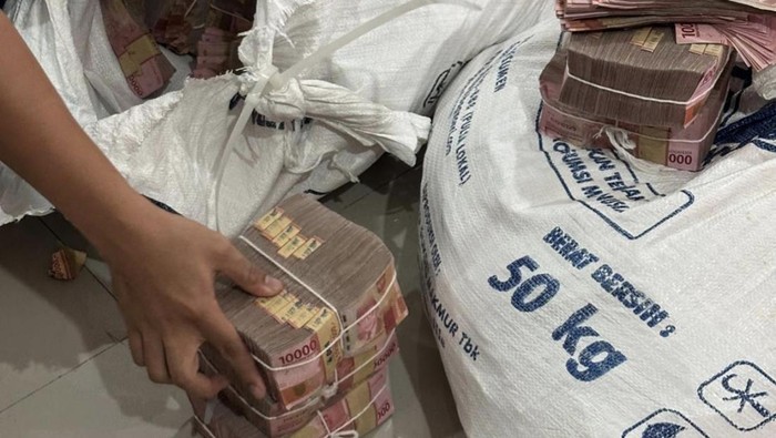 Barang bukti uang pecahan Rp 100 ribu dari kasus pencurian Rp 10 Miliar. (Source: Tim Resmob Polresta Surakarta)
