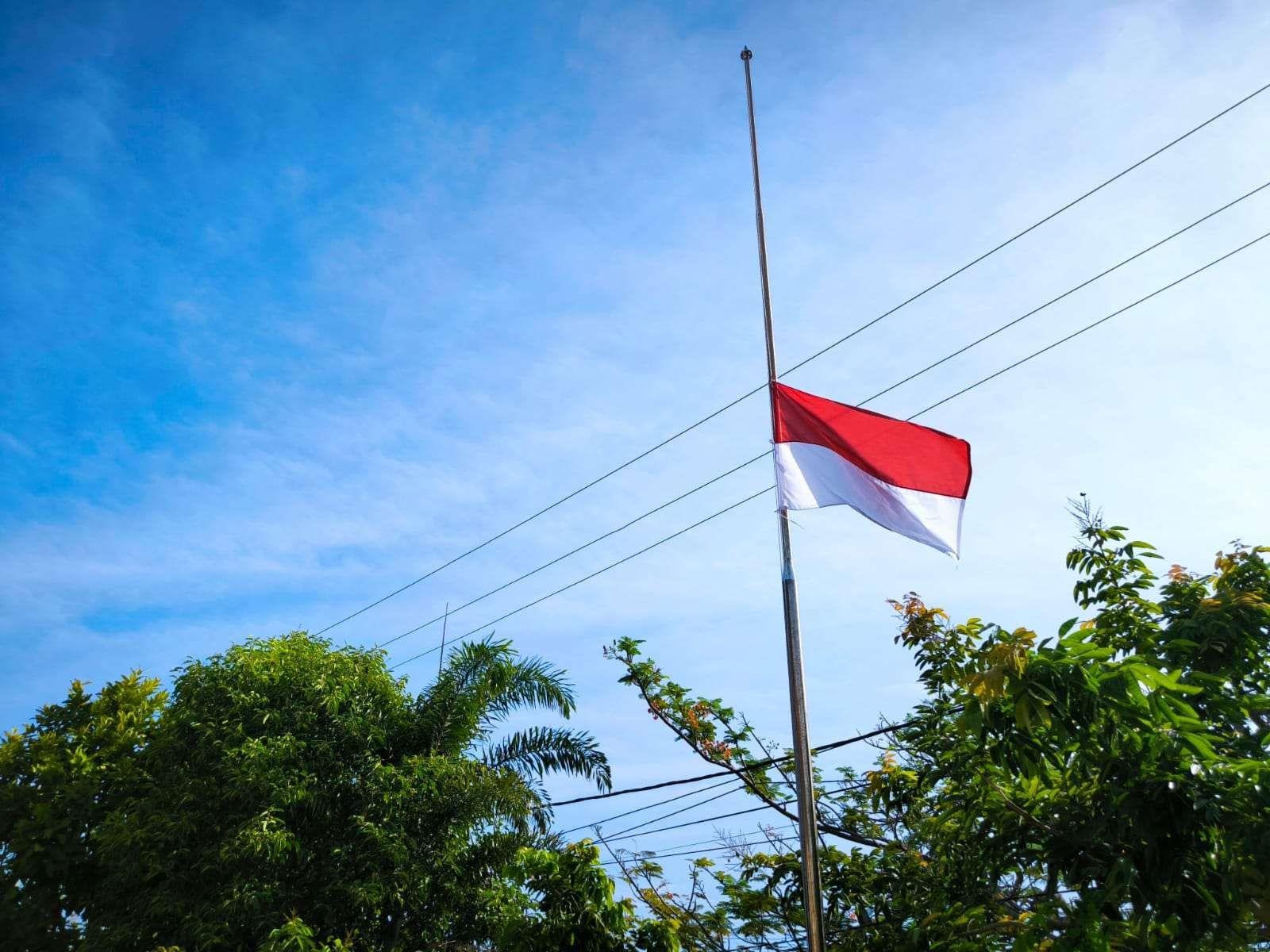 Bendera setengah tiang