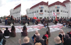 Sejumlah massa dari Gerakan Nasional Pendidikan menggelar aksi di Titik Nol KM Yogyakarta, Rabu, 24 September 2025 sore.