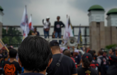 Cara membedakan pendemo dan perusuh pada aksi demonstrasi. (foto: Unsplash)
