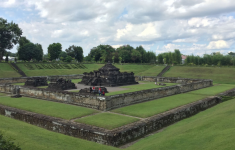 Intip kecantikan dan makna sejarah dari Candi Sambisari Jogja yang tersembunyi. (visitingjogja.jogjaprov.go.ig)